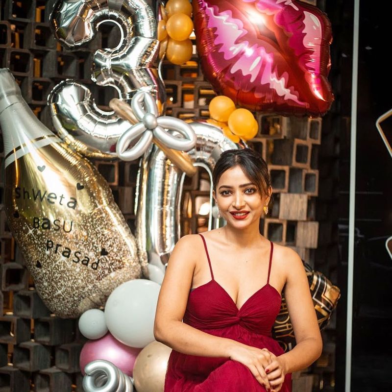 గతేడాది `శుక్రాను`, `సీరియస్ మేన్`, `కామెడీ కపుల్` వంటి వెబ్ మూవీస్లో మెప్పించింది. మంచి గుర్తింపు తెచ్చుకుంది. ఓ రకంగా పూర్వవైభవాన్ని తెచ్చుకుంటోందీ భామ.
