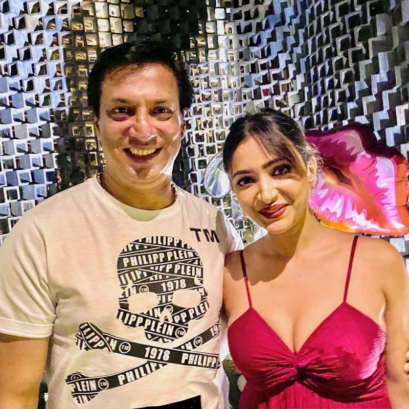 అంతేకాదు బాలీవుడ్ బిగ్ షాట్స్ తో అనుబంధాన్ని కొనసాగిస్తుంది శ్వేత.