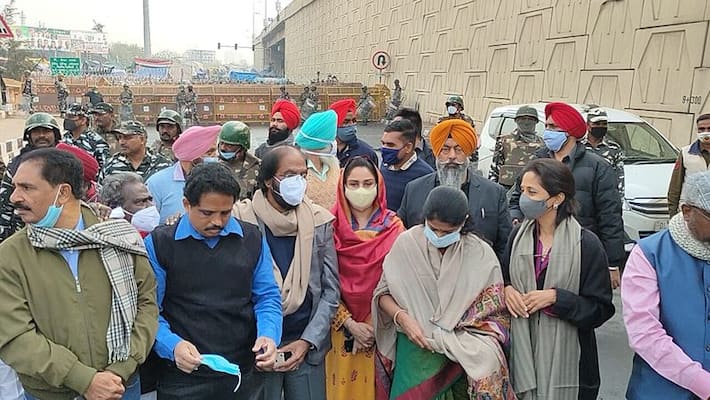 Farmers protest Shocked to see treatment meted out to farmers say Opposition MPs visiting protest site-dnm Farmers protest Shocked to see treatment meted out to farmers say Opposition MPs visiting protest site-dnm