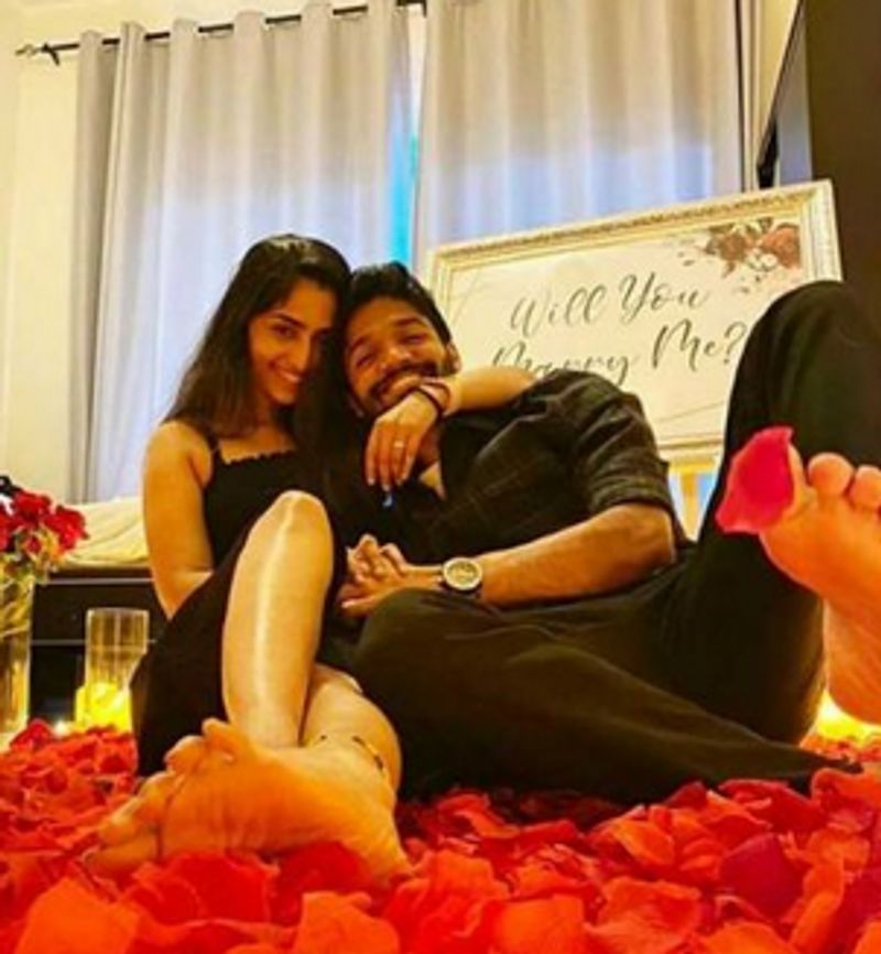 இதுகுறித்து ஜோமன் கூறுகையில்... லாக் டவுன் காரணமாக கடந்த 6 மாதங்களுக்கு மேல் ரெபாவை பார்க்கமுடியவில்லை என்றும், நீண்ட நாட்களுக்கு பின் அவரை பார்த்ததும் தற்போது தன்னுடைய மனதில் உள்ள காதலை தெரிவித்துள்ளதாக கூறியுள்ளார்.