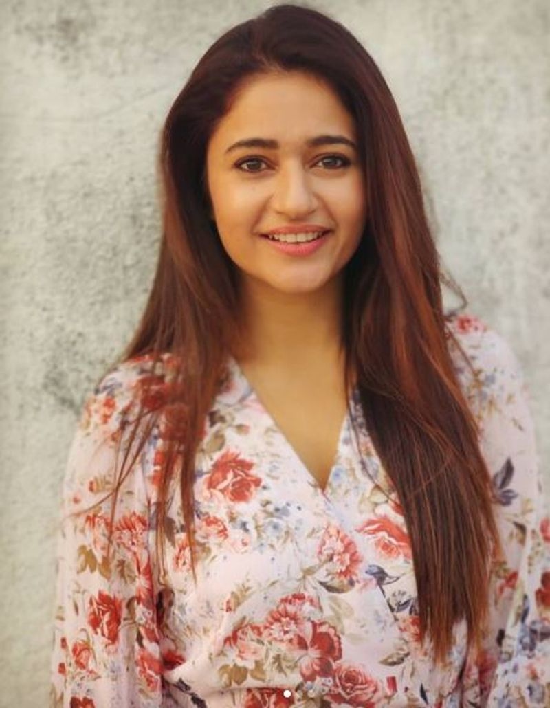 
சோசியல் மீடியாவில் இளசுகளை திண்டாட வைத்தது போதாது பிக்பாஸ் நிகழ்ச்சியில் போட்டியாளராக களம் இறங்க உள்ளதாகவும் தகவல்கள் வெளியாகியுள்ளன. ஆனால் அவை முற்றிலும் வதந்தி என்று கூறப்படுகிறது. 