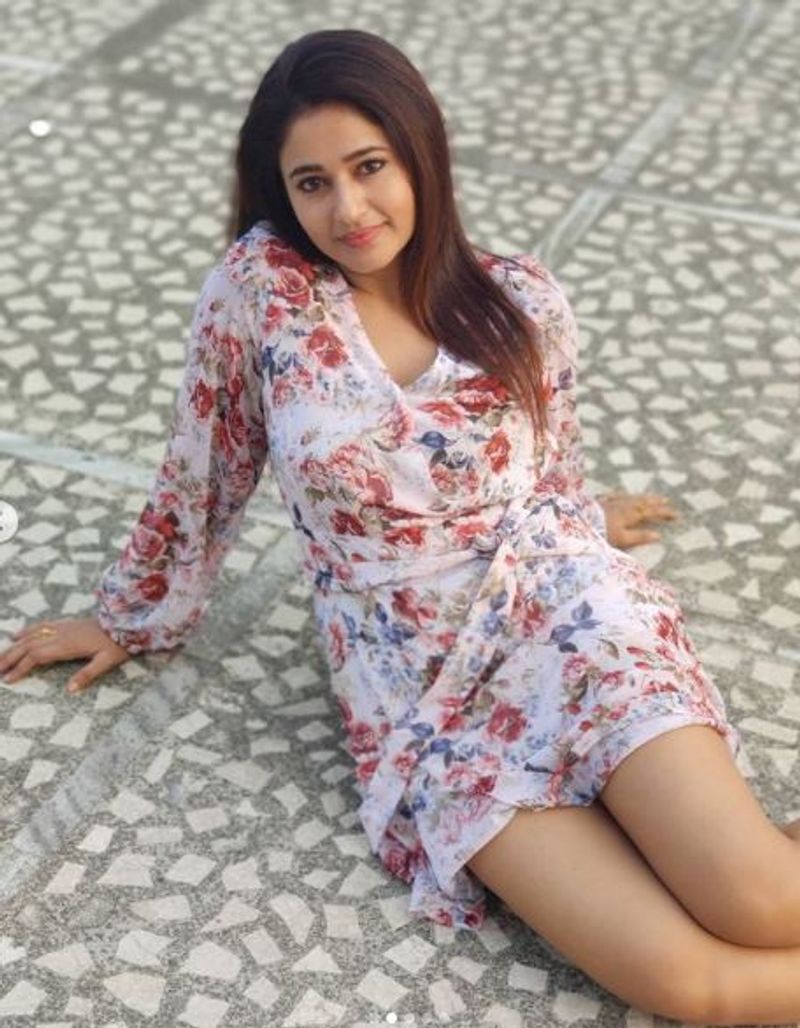 
தற்போது மிகவும் குட்டையான உடையில் உச்ச கட்ட கவர்ச்சி காட்டி பூனம் பஜ்வா வெளியிட்டுள்ள போட்டோஸ் சோசியல் மீடியாவில் வைரலாகி வருகிறது. 