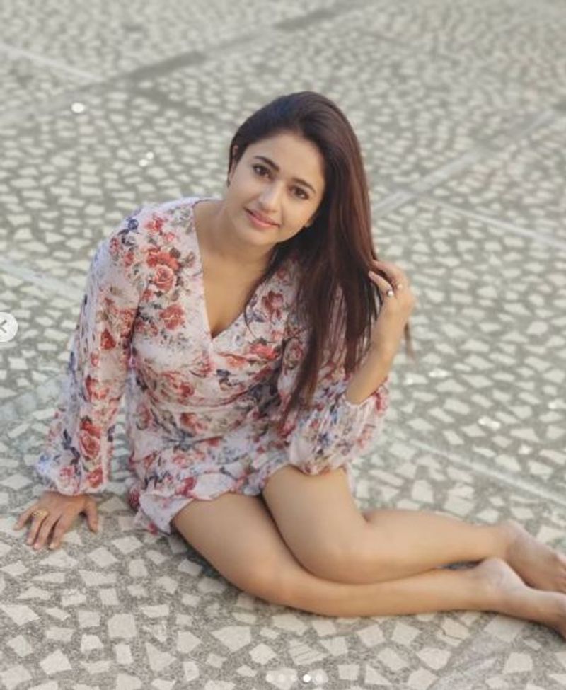 
இவ்வளவு குட்டி உடையில் பூனம் பஜ்வா கொடுத்துள்ள போஸைப் பார்த்த ரசிகர்கள், ஸ்கூல் டிரஸ் ரொம்ப அழகு இருக்கு... அதை ஏன் இப்படி போட்டு இப்படி போஸ் கொடுக்குறீங்க என பங்கமாக கலாய்த்து வருகின்றனர். 
