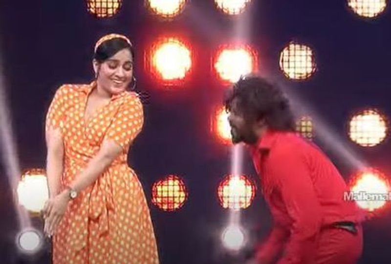 రష్మీతో సుడిగాలి సుదీర్ డ్యూయెట్ పాడి ఆకట్టుకున్నారు.
