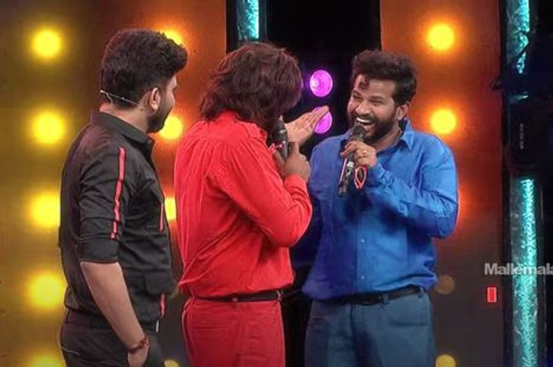 మరోవైపు సుడిగాలి సుధీర్తో హైపర్ ఆది వేసిన పంచ్లు బాంబ్ల్లా పేలాయి. ఆద్యంతం నవ్వులు పూయించాయి. ముఖ్యంగా డబుల్ మీనింగ్ డైలాగ్లతో అదరగొట్టేశారు.