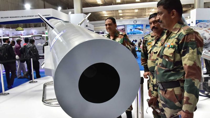 एग्जिबिशन में आधुनिक तोपों और मिसाइलों के मॉडल भी रखे गए हैं।
