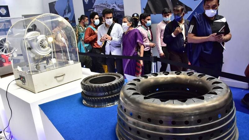 एग्जिबिशन को लेकर हर उम्र के लोगों में खासा क्रेज नजर आया।