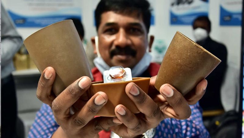 एग्जिबिशन के दौरान अपनी खुशी जाहिर करता एक दर्शक।