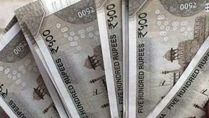 एलआईसी की कन्यादान पॉलिसी लेने के लिए न्यूनतम उम्र 30 साल होनी चाहिए। वहीं, जिस बेटी के नाम पर यह पॉलिसी ली जा रही है, उसकी उम्र कम से कम 1 साल होनी चाहिए। बेटी की उम्र ज्यादा उम्र होने पर भी यह पॉलिसी ली जा सकती है। (फाइल फोटो)