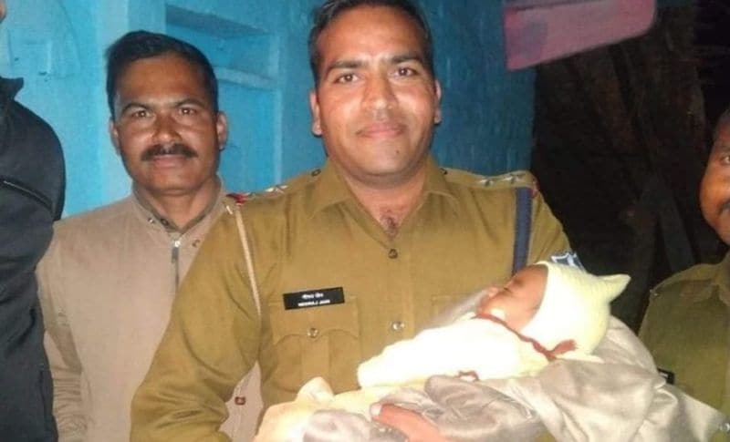 पुलिस ने पूरे जिले में पुलिस को अलर्ट कर सर्चिंग अभियान चलाया। आसपास के थानों में बच्चे की फोटो जारी कर गांव में खोजना शुरू किया। इसी बीच राख गांव में पुलिस को बच्चा मिल गया। जब टीआई उपमा सिंह बच्चे को लेकर उसके गांव देने पहुंची तो परिवार की आंखों से आंसू निकल आए, खाकी वर्दी को कमाल को देखते हुए पूरे गांव के लोगों ने ताली बजाकर उनका धन्यवाद दिया। वहीं बच्चे के दाद तो इतने भावुक हो गए कि वह महिला अफसर के चरणों में गिरकर उन्हें आभार देने लगे। 