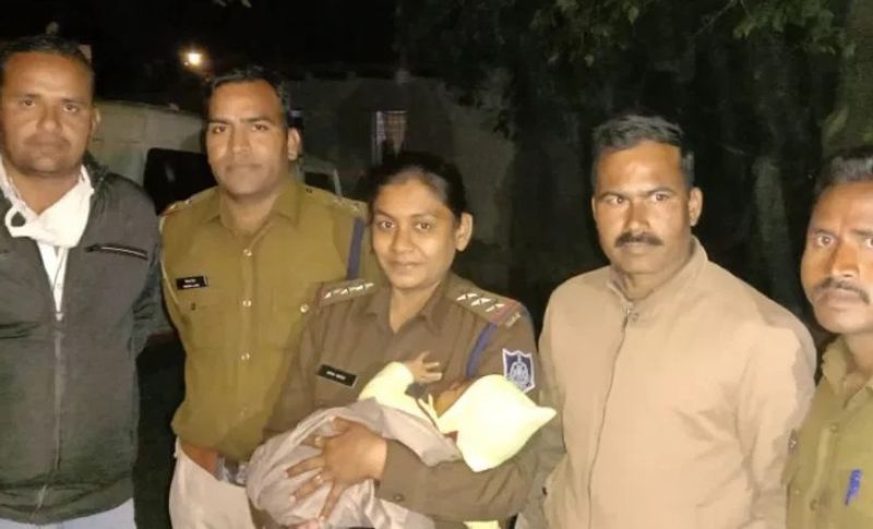 मामले की जानकारी जब गोपालगंज टीआई उपमा सिंह को लगी तो वह मौके पर पहुंची। उसके कुछ देर बाद जिले के एसपी विक्रम सिंह कुशवाहा और सीएसपी प्रजापति भी मौके पर पहुंची। बच्ची के माता-पिता और बच्ची शिवानी के बयान लेकर तलाश शुरू कर दी। एसपी विक्रम सिंह कुशवाहा और सीएसपी प्रजापति भी मौके पर पहुंचे और लड़के की मां पिता और शिवानी के बयान लिए। पूरे शहर में नाकेबंदी कर दी गई । आसपास दुकानदारों से बच्चे के पिता से उसकी फोटो लेकर उसकी तलाश में जुट गई थी। वहीं अस्पताल में लगे सीसीटीवी कैमरों की रिकॉर्डिंग देखी गई, लेकिन कैमरे बंद होने के कारण कोई फुटेज हाथ नहीं लगा।