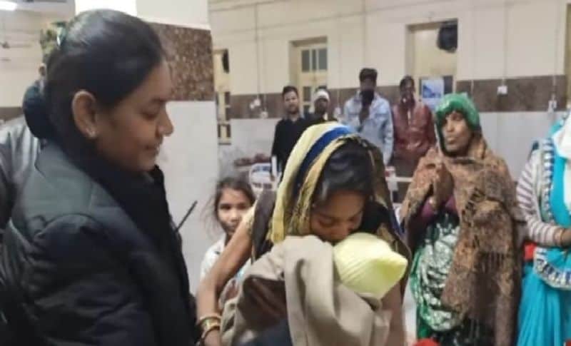 बता दें कि जब महिला कांस्टेबल ने बच्चे की मां रबीनी को उसका बेटा सौंपा तो वह रोने लगी। कहने लगी मैडम आपने हमारी सांसे लौटा दीं। हम तो पता नहीं क्या क्या सोचने लगे थे कि अब नहीं मिलेगा मेरा बेटा। लेकिन आपने सकुशल हमारे लाल से मिलवा दिया।
