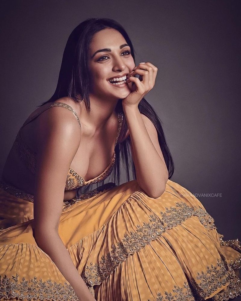 అర్పితా మెహతా ఫ్యాషన్ బుక్ కోసం కియారా అద్వానీ సెక్సీ పోజులు.