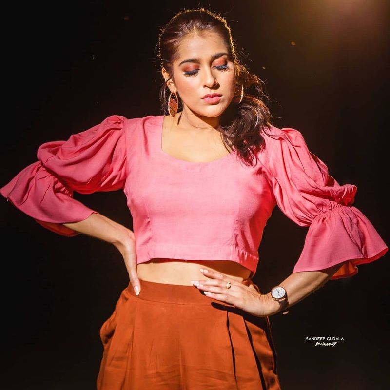 ముఖ్యంగా రష్మీ సెక్సీ లుక్స్ కుర్రాళ్ళ కళ్ళు తిప్పుకోకుండా కట్టిపడేసి తన మాయలో పడేస్తున్నాయి. హాట్ సుందరి అందాలకు ఫ్యాన్స్ బానిసలై పోతున్నారంటే అతిశయోక్తి కాదేమో.