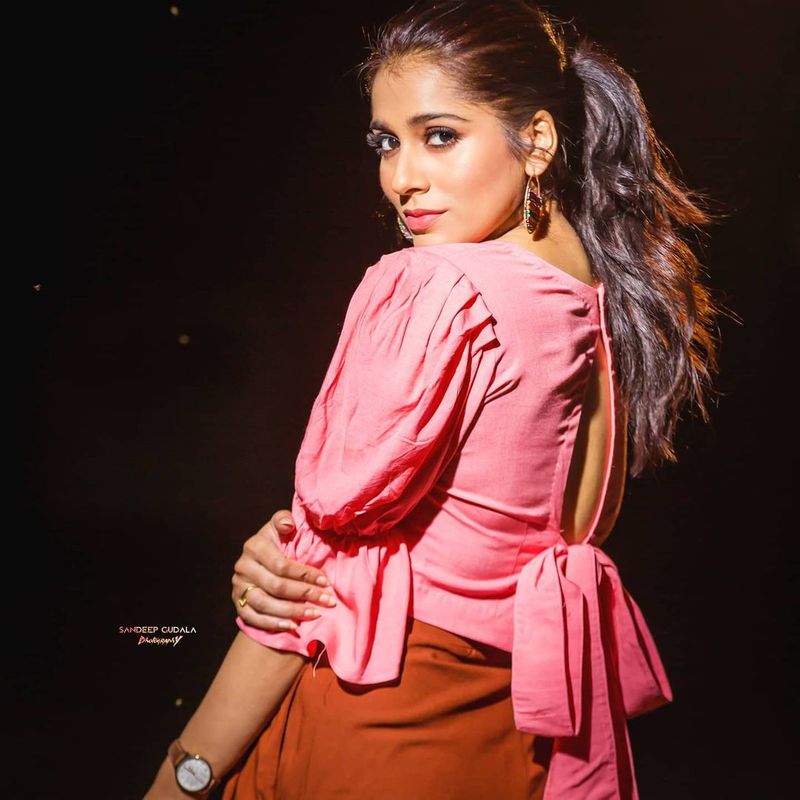రష్మీ సోషల్ మీడియా పోస్ట్లు ఆమె అభిమాన గణాన్ని పెంచుకుంటూ పోతున్నాయి. దీని వలన ఆమెకు వెండితెరపై మరియు బుల్లితెరపై కూడా మైలేజ్ వచ్చి చేరుతుంది.