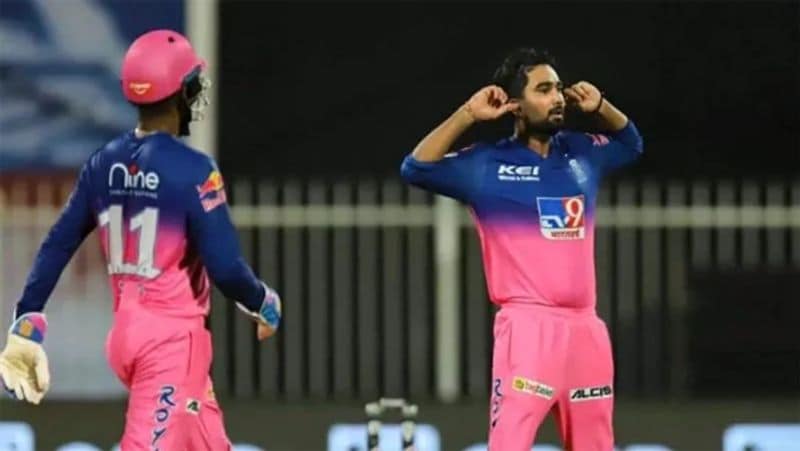 స్టీవ్ స్మిత్ అవుటైన తర్వాత క్రీజులోకి వచ్చిన రాహుల్ తెవాటియా... మొదట సింగిల్స్ తీయడానికి కూడా చాలా ఇబ్బంది పడ్డాడు. ఫలితంగా రాజస్థాన్ రాయల్స్ విజయానికి చివరి 5 ఓవర్లలో 89 పరుగులు కావాల్సిన క్లిష్ట పరిస్థితికి చేరుకుంది...