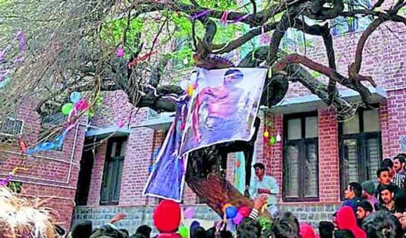 कुछ साल पहले तक दिल्ली यूनिवर्सिटी के कैंपस में एक पेड़ था, जिसे वर्जिन ट्री के नाम से जाना जाता था। इस पेड़ पर वैलेंटाइन वीक में सिंगल स्टूडेंट्स कंडोम बांधते थे। इसके पीछे ख़ास वजह थी। 