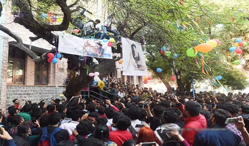 हालांकि, कई लड़कियां इस प्रथा का विरोध करती थी। उनका कहना था कि ये लड़कियों की इंसल्ट है। पेड़ पर कई हीरोइनों की तस्वीर लगी थी। महिला विरोधी इस रिवाज को लेकर कैंपस में काफी बवाल भी हुआ था।
