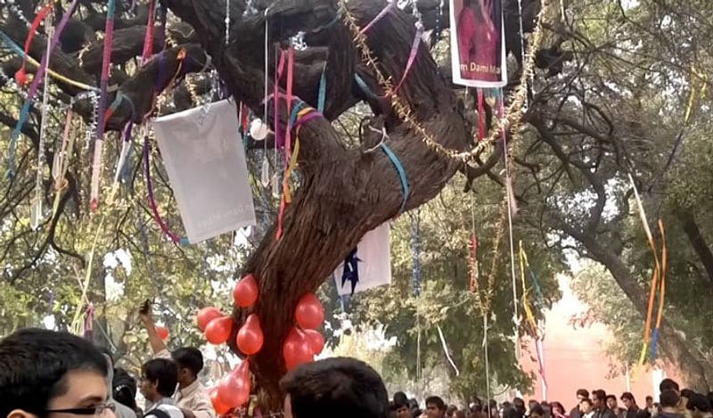 भले ही अब ये प्रथा बंद कर दी गई है, लेकिन कैंपस में इसके चर्चे कम नहीं हैं। सभी आज भी मानते हैं कि इसकी पूजा करने से उनकी लव लाइफ कामयाब होती थी। साथ ही जिसका पार्टनर नहीं होता था, उसे भी पूजा के बाद पार्टनर मिल जाता था। 