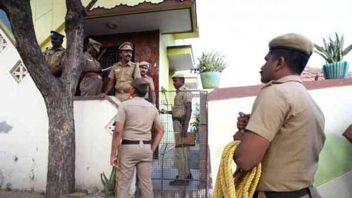 Terror in Madurai on day time. 150 Savran jewelery robbery .. Police investigation with Moppanai .. Terror in Madurai on day time. 150 Savran jewelery robbery .. Police investigation with Moppanai ..