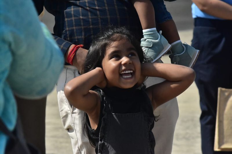 इस प्रदर्शनी में छोटे बच्चे भी नजर आए। इन बच्चों की आंखों में देश की ताकत देख गर्व साफ़ झलक आया। 