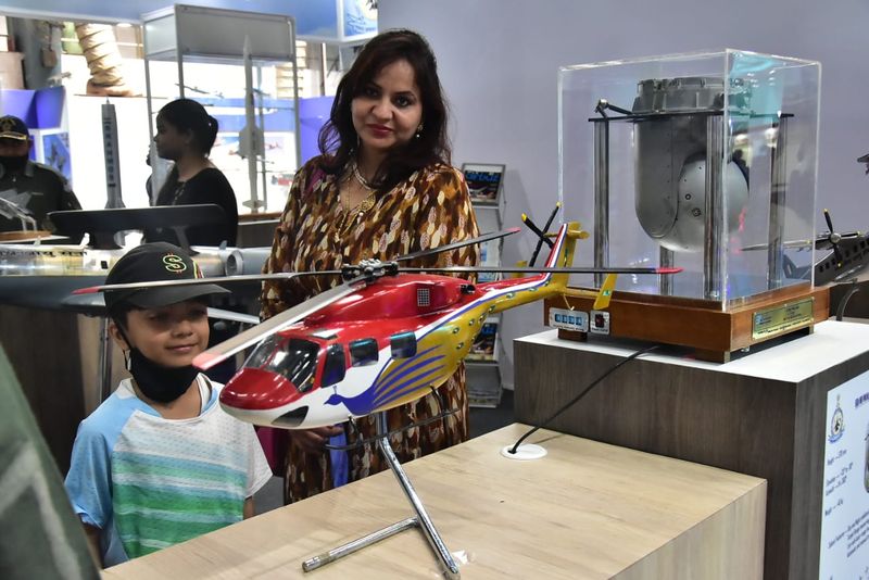 प्रदर्शनी को देखने के लिए विदेश से भी कई लोग पहुंचे हैं। सभी भारत की सैन्य ताकत के कायल हो गए। 