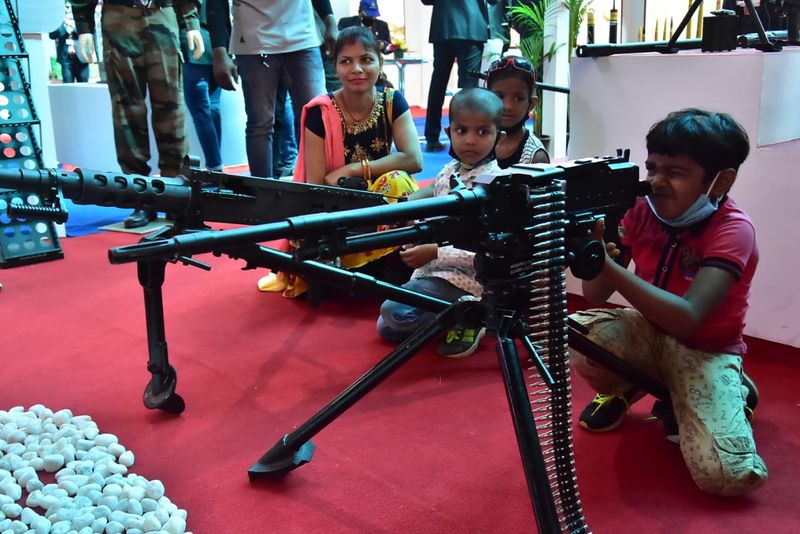 इस प्रदर्शनी में आए लोग भारत की सैन्य ताकत देख हैरान रह गए। अभी भारत दुनिया की सैन्य ताकत में चौथे नंबर पर है। लेकिन जल्द ये नंबर एक भी हो सकता है। 
