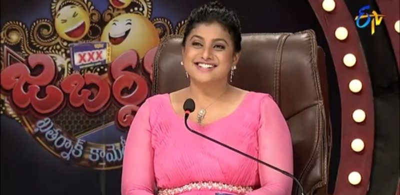 రోజా పాలిటిక్స్ లో ఫైర్ బ్రాండ్ గా పేరున్న నేపథ్యంలో హైపర్ ఆది సెటైర్ ఆసక్తిగా మారింది. ఆది తనపై వేసిన పంచ్ కి రోజా ఒకింత అసహనానికి గురైనా, కామెడీ షో కాబట్టి నవ్వక తప్పలేదు.