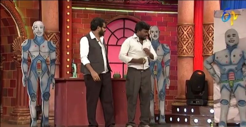 ఈవారం రజినీకాంత్ రోబో మూవీ స్పూఫ్ చేసిన హైపర్ ఆది సైంటిస్ట్ గెటప్ వేశాడు. సైంటిస్ట్ గా అందరూ పడి పడి నవ్వడానికి ఓ టాబ్లెట్ కనిపెట్టానని, అది వేసుకుంటే నిద్రలోకి జారుకుని పడి పడి నవ్వుతారని అన్నాడు.