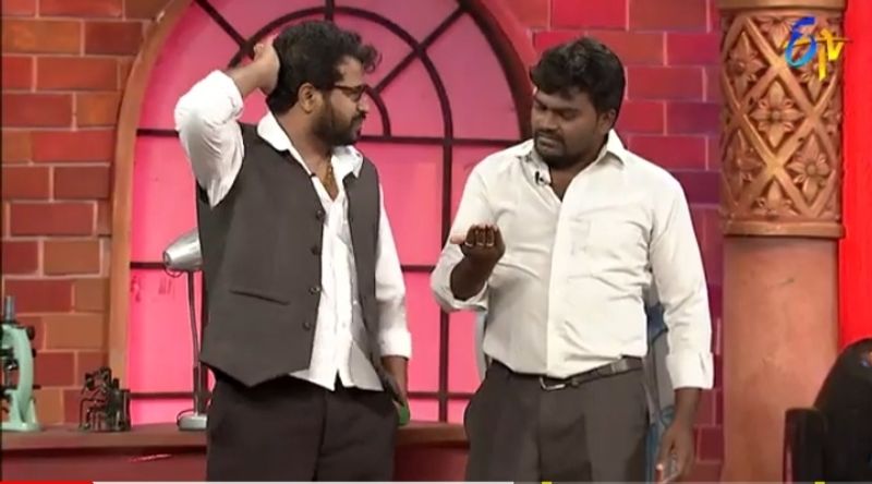ఏది ఏమైనా హైపర్ ఆది పంచ్ ని లైట్ గా తీసుకున్న రోజా.. వేదికపై మాత్రం నవ్వినట్లే కనిపించారు.
