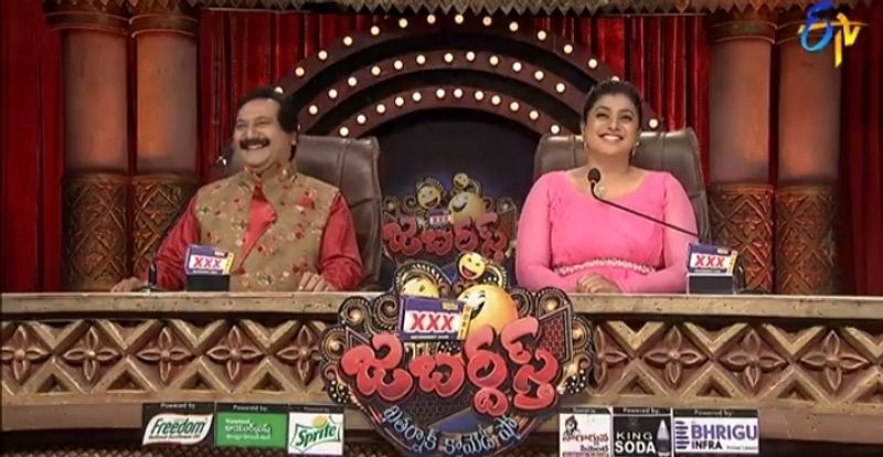 మామూలుగా నవ్వించలేమా అని తోటి కంటెస్టెంట్ అడుగగా... జడ్జిలను ఉద్దేశిస్తూ, మను గారు చెన్నై నుండి వచ్చే సరికి అలిసిపోతున్నారని, రోజా గారు రాజకీయాలతో రగిలిపోతున్నారు. వాళ్లకు మనం వేసే జోక్స్ ఏమి నవ్వు తెప్పిస్తాయని అన్నాడు.