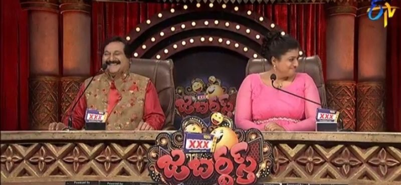 ఆంధ్రప్రదేశ్ లో పంచాయితీ ఎన్నికలు జరుగుతుండగా.. అధికారిక విపక్షాల మధ్య వాడివేడిగా మాటల యుద్ధం నడుస్తుంది. హైపర్ ఆది పంచ్ కూడా దీనిని ఉద్దేశించే కావచ్చు అనిపిస్తుంది.