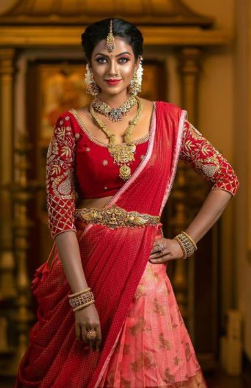 இடுப்பில் கை வைத்து எடுப்பாக போஸ் 