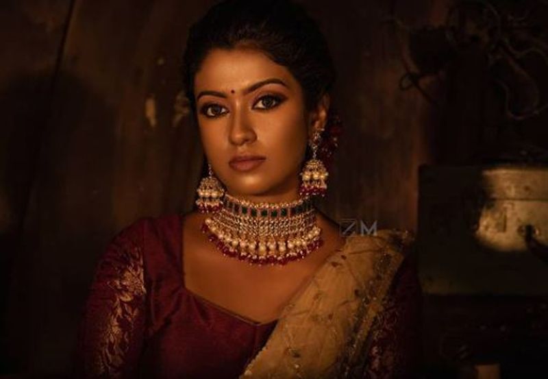 காதோரம் லோலாக்கு குலுங்குதம்மா 