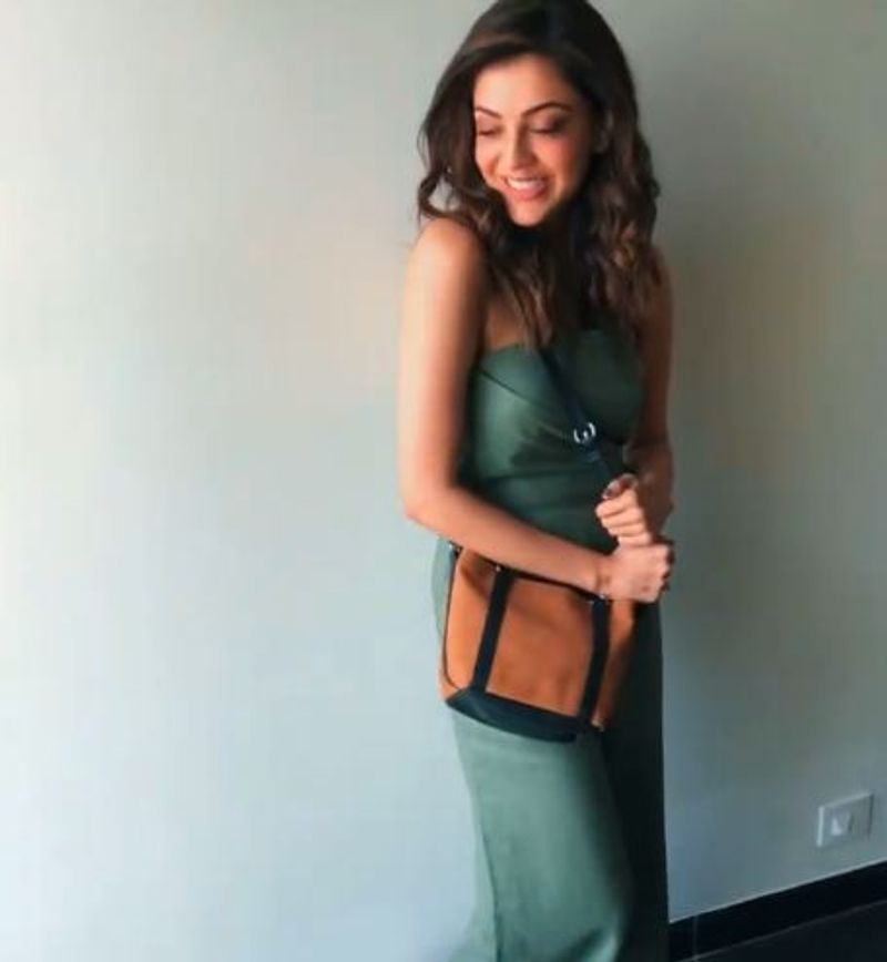 గతేడాది ఈ సమయంలో సింగపూర్లోని ఈ సంస్థ హౌజ్లో కాబోయే వాడికి చూపించింది కాజల్. అయితే గౌతమ్ ఇందులో కాజల్ మైనపు ప్రతిమని కాకుండా రియల్ కాజల్నే చూస్తున్నాడు.