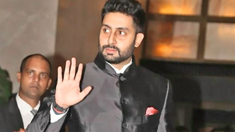 এমনই সময় একটি ছবি কেমন চলছে পর্দায় তা জানার জন্য প্রেক্ষাগৃহে গিয়েছিলেন অভিষেক বচ্চন। ছবি শেষ হতেই ঘটে বিপত্তি।