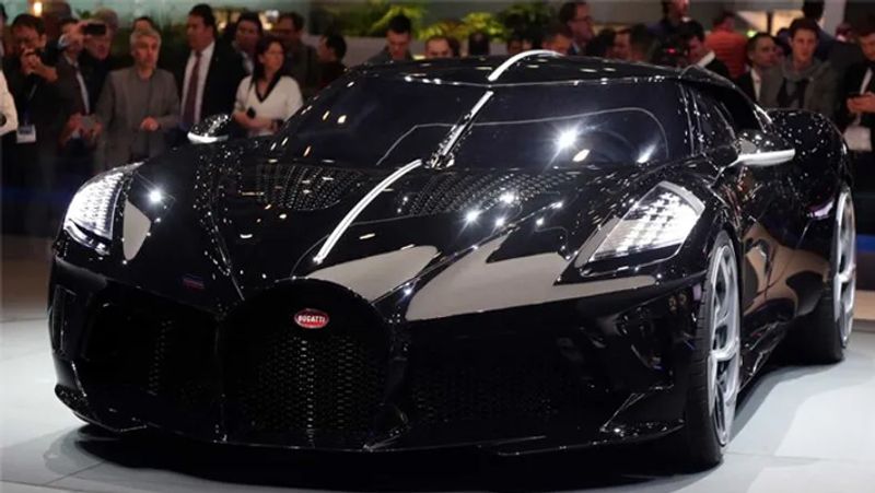 इस कार की बात करें, तो बुगाटी की इस कार में 8.0 L का Quad Turbocharged W16 इंजन लगा है। La Voiture Noire मात्र 2.4 सेकंड में 60 किलो मीटर प्रति घंटे की स्पीड पकड़ लेती है, इस कार की टॉप स्पीड 380 km प्रति घंटा है।