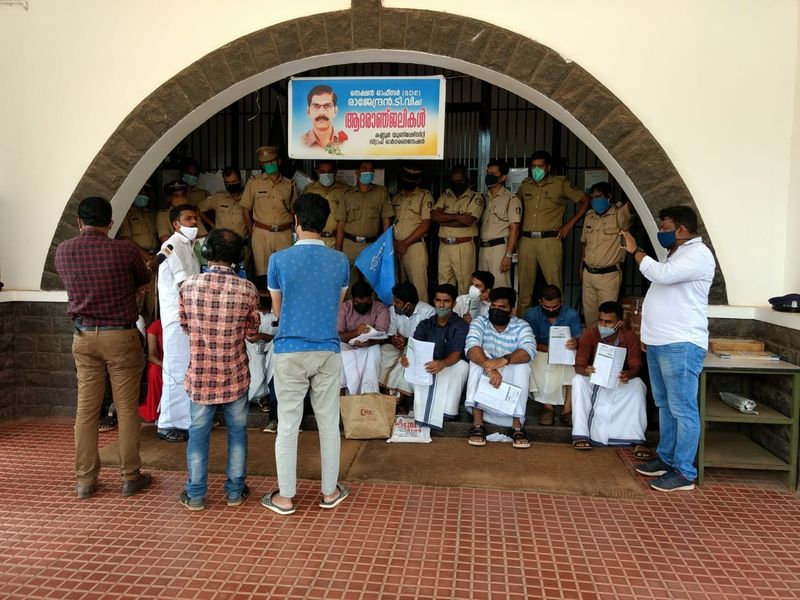 ഇന്ന് രാവിലെ മലപ്പട്ടം ചൂളിയാട്ട് നിന്നാണ് ഒരു കെട്ട് ഉത്തരക്കടലാസുകൾ കണ്ടെത്തിയത്. ഡിസംബർ 23 ന് നടത്തിയ പരീക്ഷയുടെ ഉത്തരക്കടലാസുകളാണ് കണ്ടെത്തിയത്. (കൂടുതല് ചിത്രങ്ങള് കാണാന് Read More - ല് ക്ലിക്ക് ചെയ്യുക )