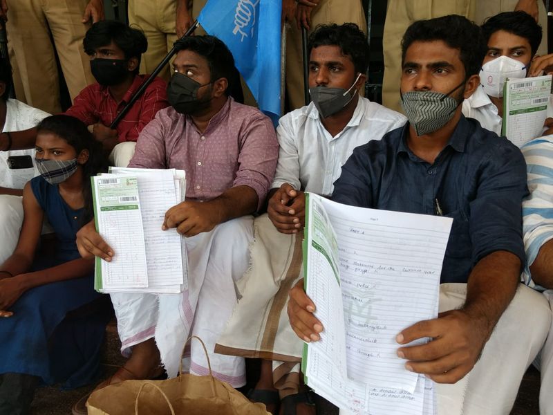 സംഭവം വിവാദമായതോടെ കണ്ണൂർ സർവകലാശാലയിലേക്ക് കെഎസ്യു ജില്ലാ പ്രസിഡന്റ് മുഹമ്മദ് ഷംനാസിന്റെ നേതൃത്വത്തിൽ യൂണിവേഴ്സിറ്റിയിലേക്ക് പ്രതിഷേധ പ്രകടനം നടത്തി.