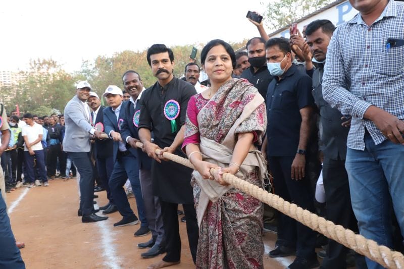 అదే సమయంలో రామ్చరణ్ సైతం అల్లూరి సీతారామరాజు లుక్ ఆకట్టుకుంటోంది. ఆయన ఇటీవల సైబరాబాద్ పోలీస్ ఈవెంట్లో పాల్గొన్నారు.