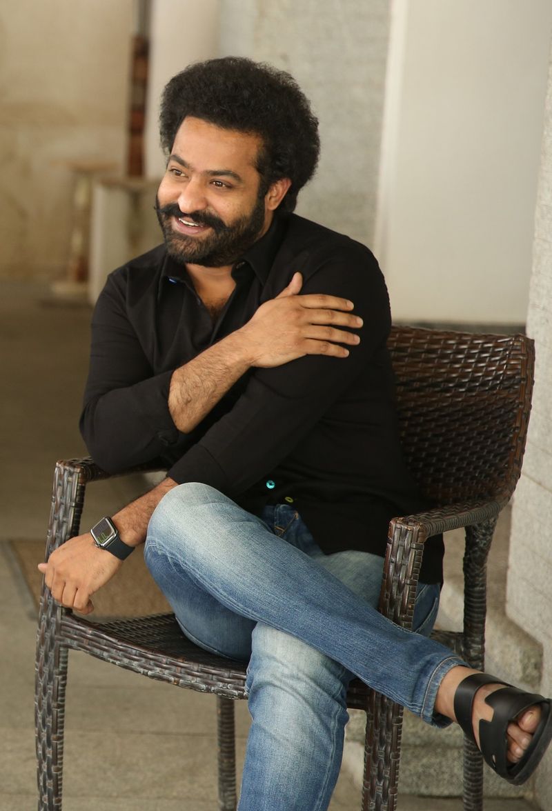 ఇందులో ఎన్టీఆర్.. కొమురంభీమ్గా, రామ్చరణ్.. అల్లూరి సీతారామరాజుగా నటిస్తున్న విషయం తెలిసిందే. వెండితెరపై గాంభీర్యంగా కనిపించే వీరిద్దరి రియల్ లుక్స్ ఇప్పుడు ట్రెండ్ అవుతున్నాయి.