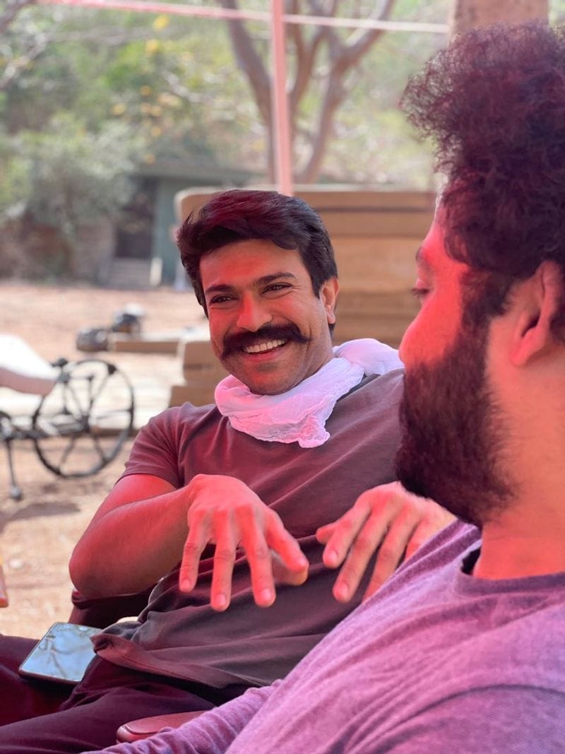 క్లైమాక్స్ సీన్లో కొమురంభీమ్, అల్లూరి సీతారామరాజు కలిసి పోరాడతారు. ప్రత్యర్థులను మట్టు పెట్టేందుకు ఇద్దరు చేతులు కలుపుతారు. అత్యంత రసవత్తరంగా సాగే ఈ యుద్ధ సన్నివేశాలు `ఆర్ఆర్ఆర్`కి ప్రాణం.