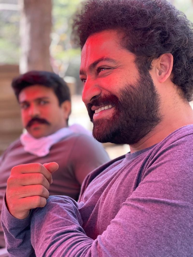 ఆయా వార్ సీన్స్ కోసం ఎన్టీఆర్, రామ్చరణ్ ప్రాక్టీస్ సెషన్లో పాల్గొంటున్నారు. ఈ క్రమంలో సరదా టైమ్లో తీసిన రెండు ఫోటోలను చిత్ర బృందం అభిమానులతో పంచుకోగా, ప్రస్తుతం అవి వైరల్ అవుతున్నాయి.