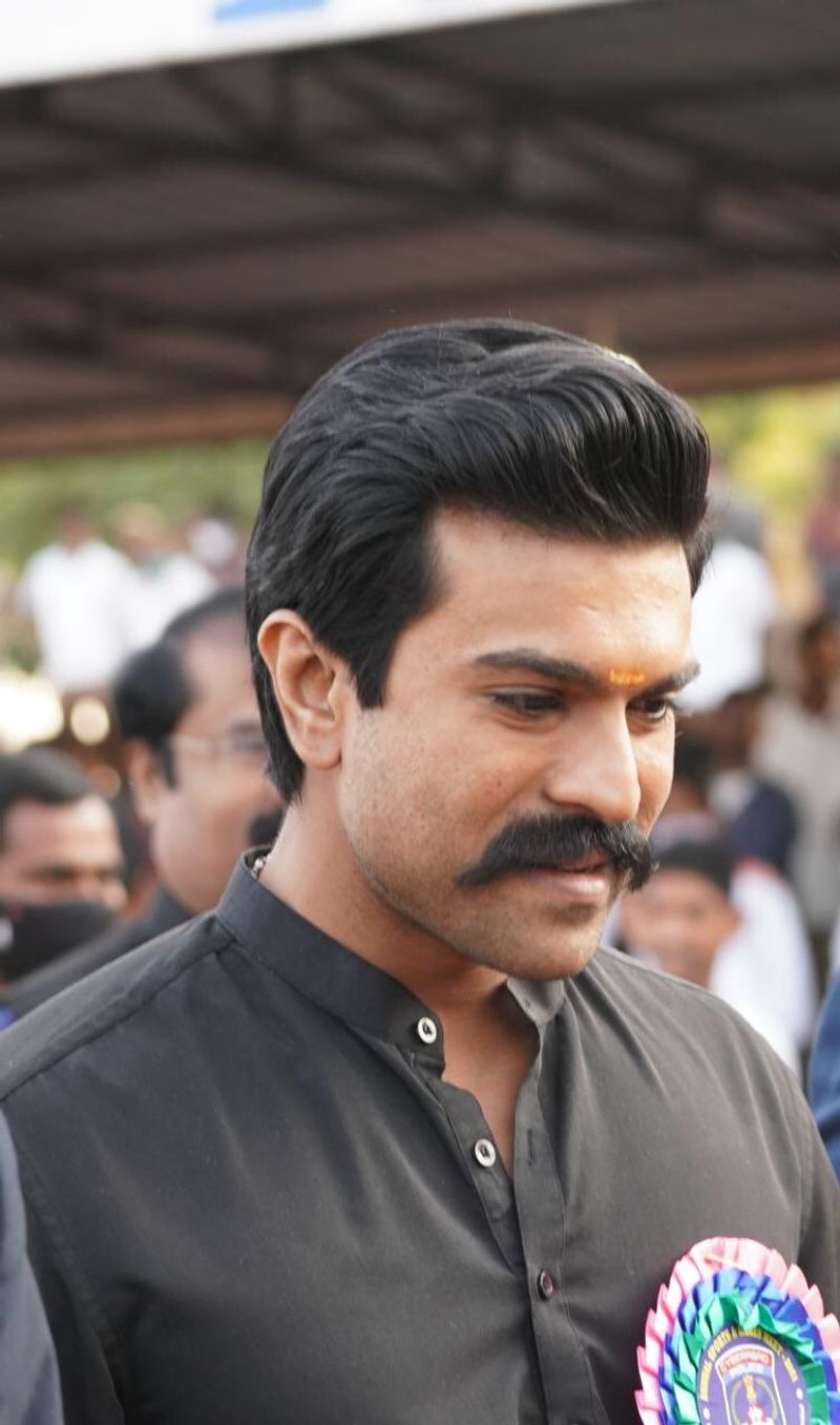 అల్లూరి సీతారామరాజు రియల్ లుక్ అదిరిపోయిందంటూ ఆయన ఫ్యాన్స్ సైతం ఆయన ఫోటోలను వైరల్ చేశారు.