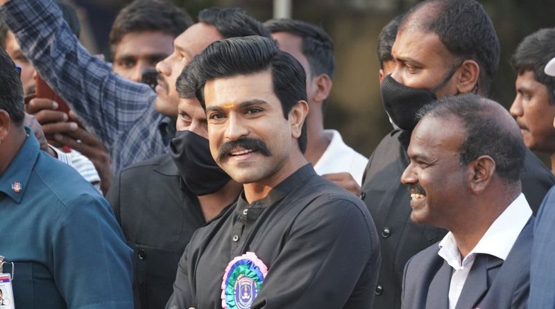 తాజాగా ఎన్టీఆర్, రామ్చరణ్ కలిసి ఉన్న ఫోటోలు రావడంతో మరింతగా రెచ్చిపోయారు `ఆర్ఆర్ఆర్` ఫ్యాన్స్.