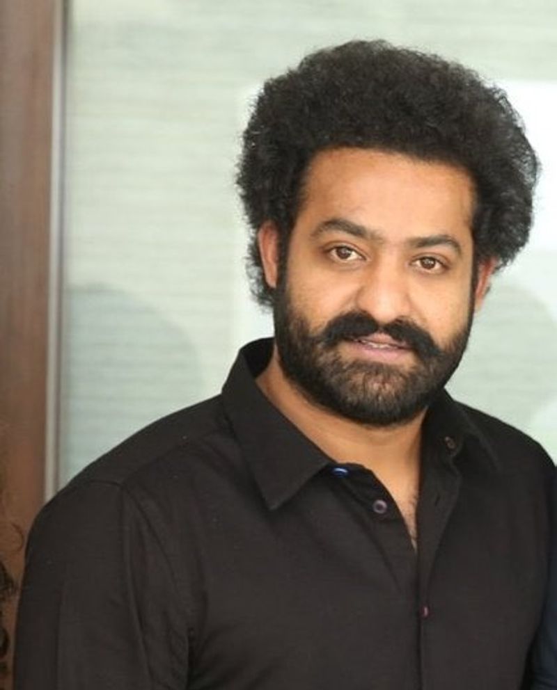 అంతేకాదు కొమురంభీమ్ రియల్ లుక్ అంటూ ఆ ఫోటోలను సామాజిక మాధ్యమాల్లో వైరల్ చేస్తున్నారు ఫ్యాన్స్.