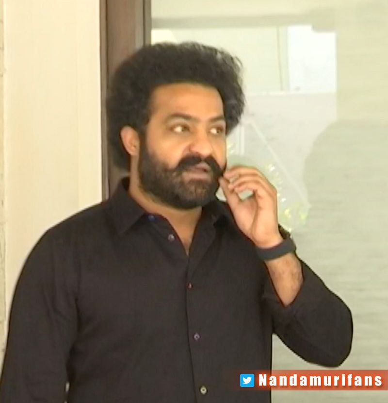 ఇటీవల ఎన్టీఆర్ `ఉప్పెన` ట్రైలర్ లాంచ్ కార్యక్రమంలో పాల్గొని ఫోటోలకు పోజులిచ్చారు. దీంతో ఆయన లుక్పై మరింత క్లారిటీ వచ్చింది.