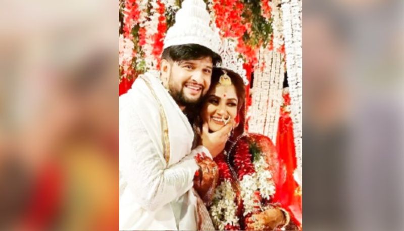 <p><br />
এখনও হানিমুন যেতে পারেননি নীল-তৃণা। ৪ ফেব্রুয়ারি বিয়ে সারলেও ভালবাসার দিন অর্থাৎ ১৪ ফেব্রুয়ারি হবে গ্র্যান্ড রিসেপশন। শহরের নামী ক্লাবেই বসেছিল চাঁদের হাঁট।</p>