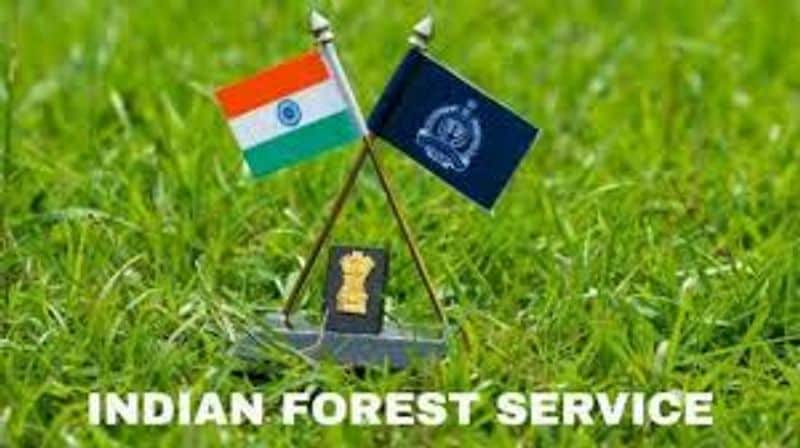 पदों की बात करें तो इसमें सहायक वन संरक्षक, जिला वन संरक्षक, वन संरक्षक प्रमुख, वन संरक्षक जैसे पद सम्मिलित हैं। इसके अलावा सबसे सीनियर पदों में प्रधान वन संरक्षक एवं वन महा निरीक्षक की रैंक होती है। जाहिर तौर पर शुरुआत में जिम्मेदारियां कम होती हैं, किंतु बाद में यह जिम्मेदारियां धीरे-धीरे बढ़ती ही चली जाती हैं और आपको उस अनुरूप कार्य करना पड़ता है। भारत भर में मौजूद तमाम नेशनल पार्क और जहां पर अभ्यारण इत्यादि बनाए गए हैं, वहां पर इन ऑफिसर्स की तैनाती होती है।