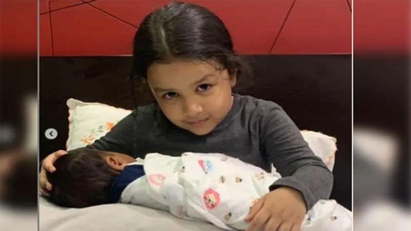 पिछले साल अगस्त में शेयर की गई इस तस्वीर को देखकर लोगों को लगा कि धोनी के घर में दूसरा बच्चा पैदा हो गया है। दरअसल, इस फोटो में जीवा हार्दिक पंड्या के बेटे को गोद में बैठे हुए नजर आ रही है। फैंस को लगा कि ये जीवा का भाई या बहन है।